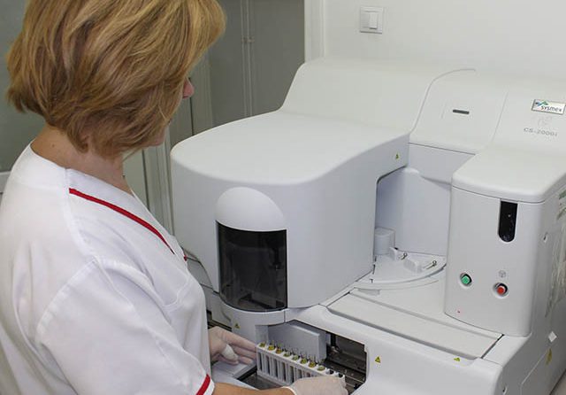 Primele teste efectuate la RT- PCR-ul de la Spitalul Județean Sibiu