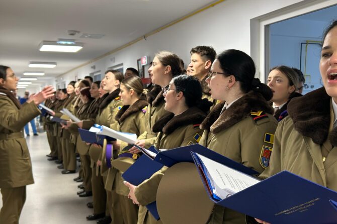 Momente magice la Spitalul Clinic Județean de Urgență Sibiu: Studenții Academiei Forțelor Terestre au venit la colindat