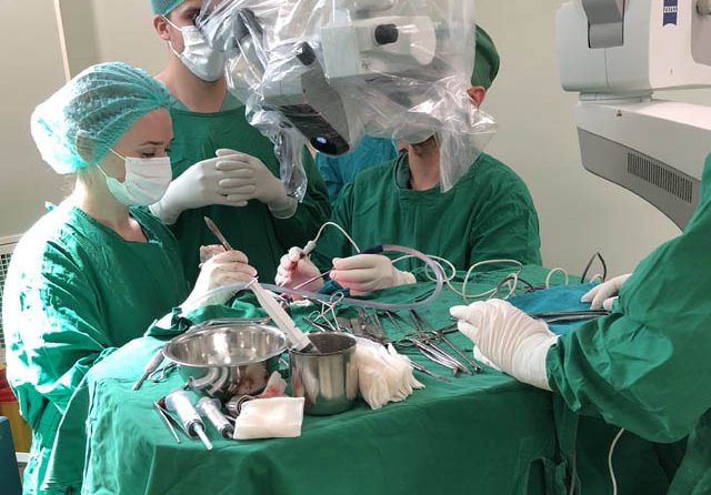 Intervenţie neurochirurgicală complexă de extirpare a unei tumori cerebrale gigant asociată cu hematom, realizată de neurochirurgii SCJU Sibiu